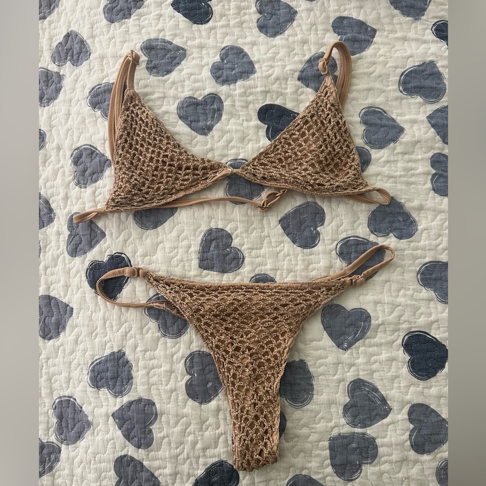 Acacia set in oat